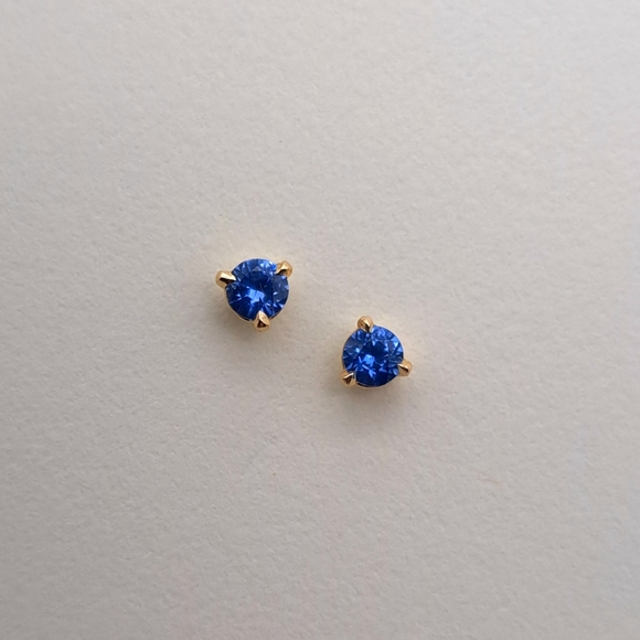 Natural Sapphire Stud Earrings in 14k yellow gold - Picture 2 of 6